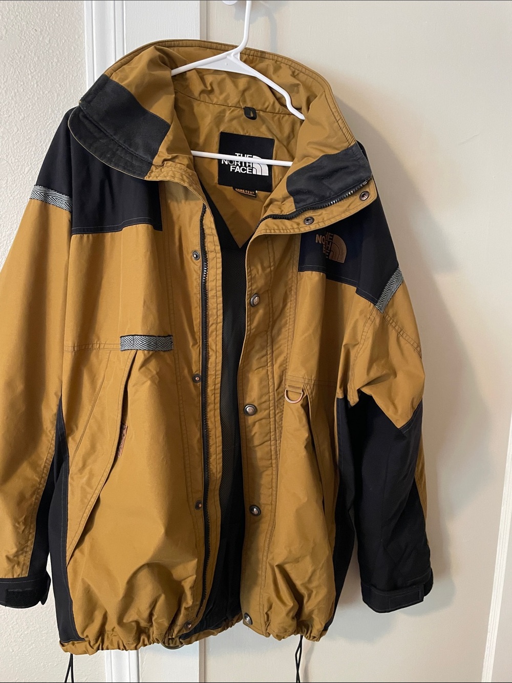 Men’s Gore-Tex the North Face xl jacket.